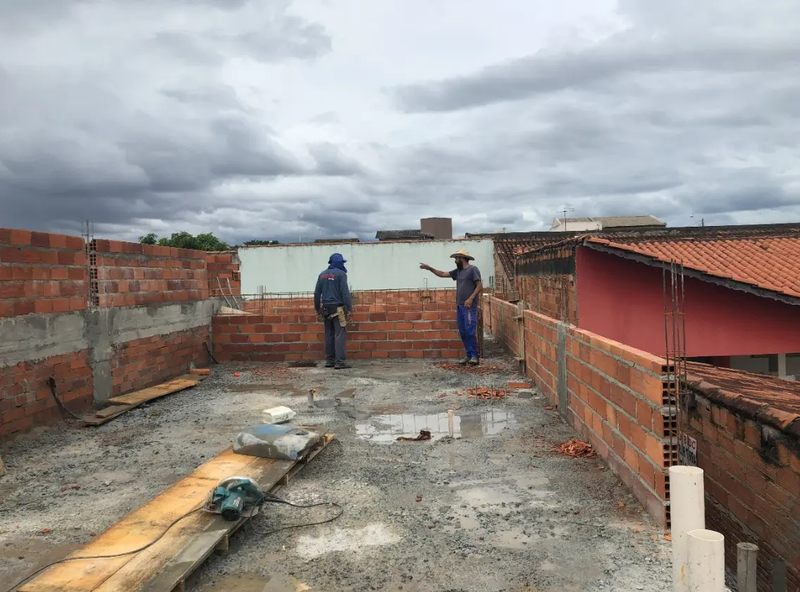 Acompanhamento técnico de canteiro de obras com equipe em execução de alvenaria em Goiânia