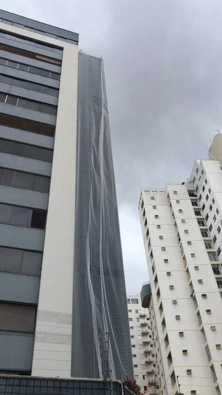 Proteção de fachada durante obra em edifício em Goiânia