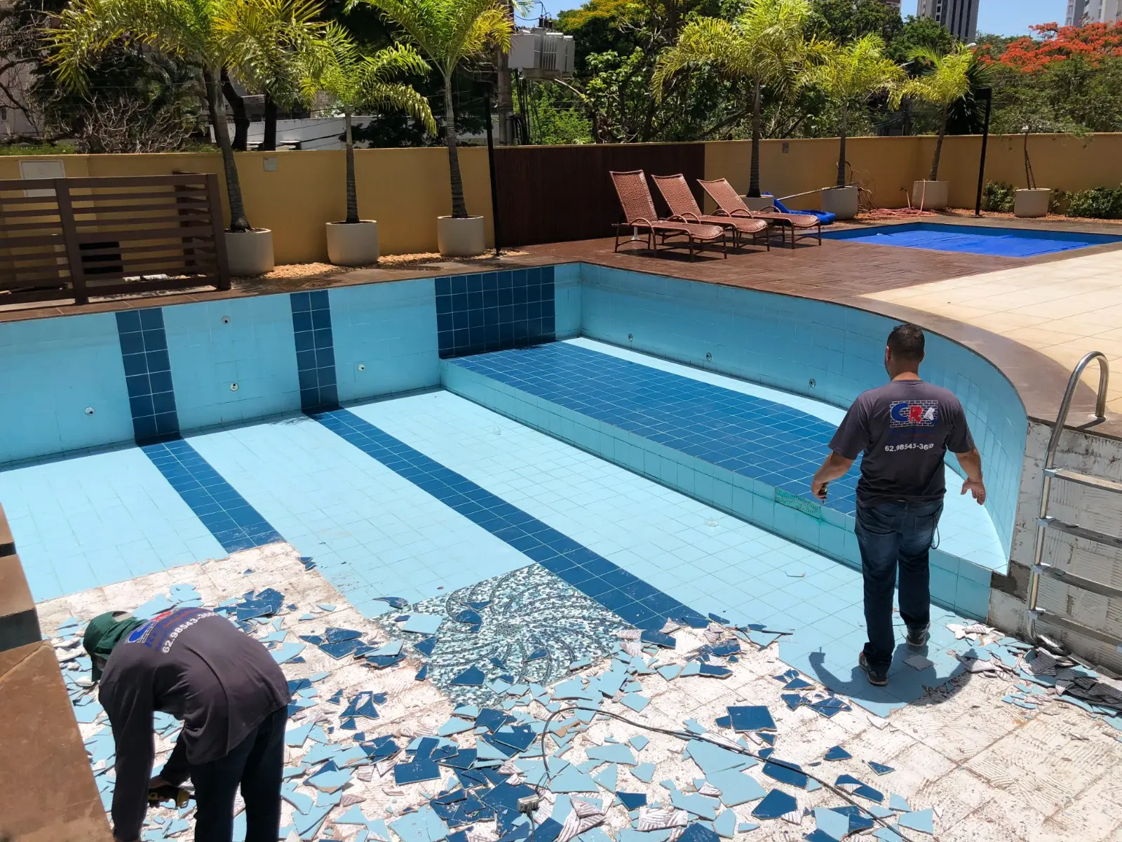 Equipe executando reforma de revestimento de piscina em condomínio em Goiânia