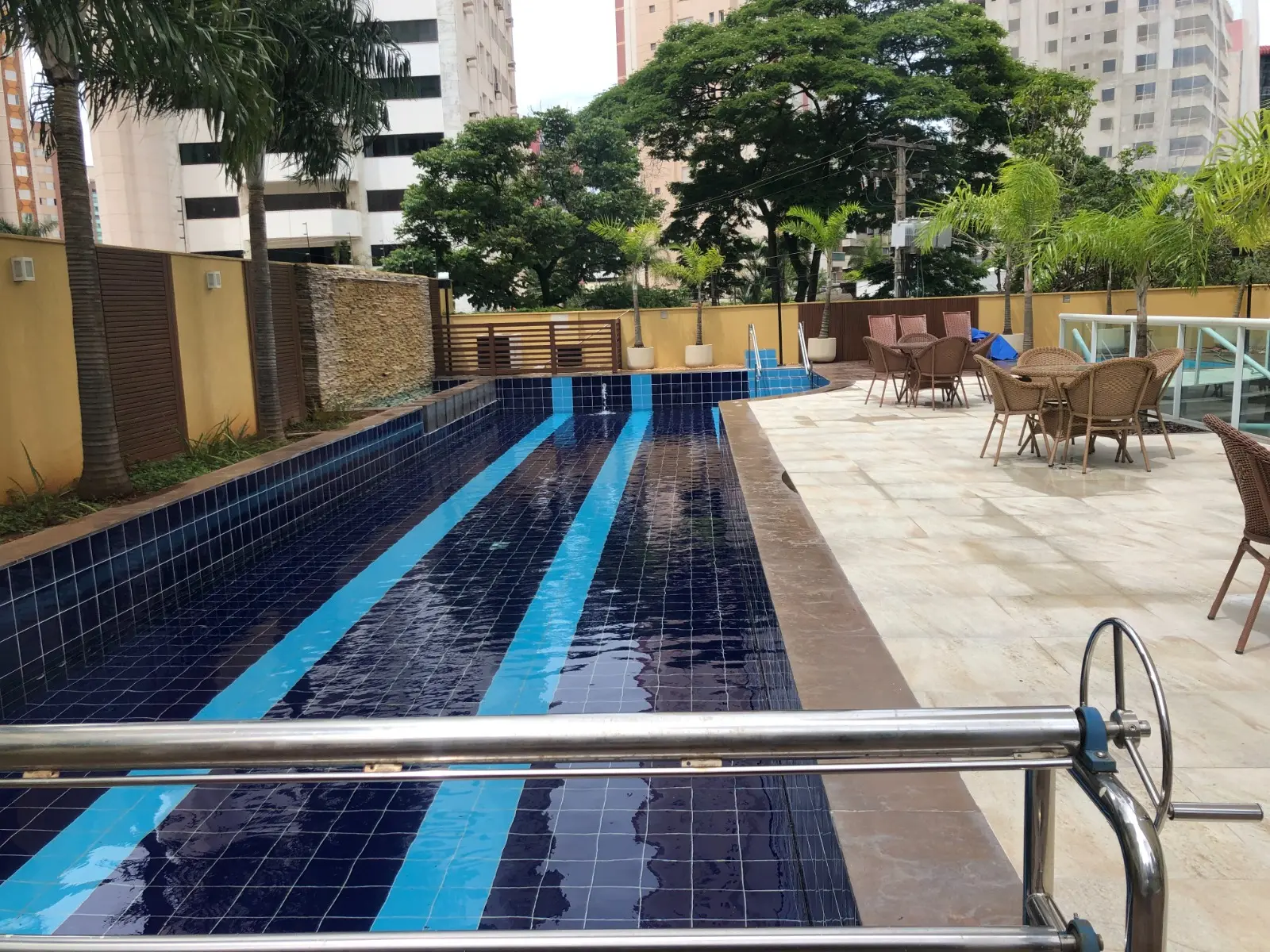 Piscina e área de lazer de condomínio revitalizada pela HC Engenharia em Goiânia