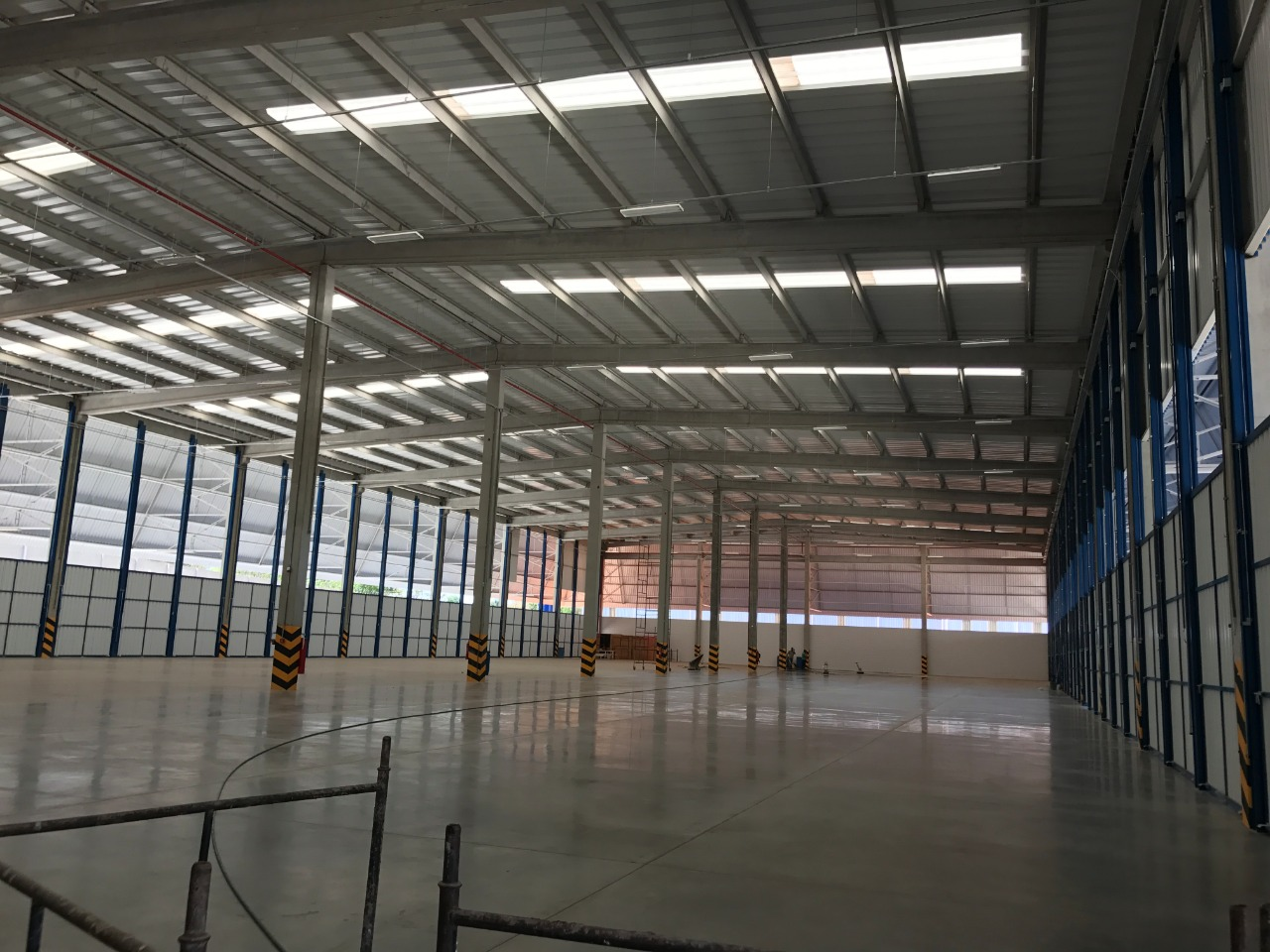 Interior de galpão industrial com estrutura metálica executado pela HC Engenharia em Goiânia