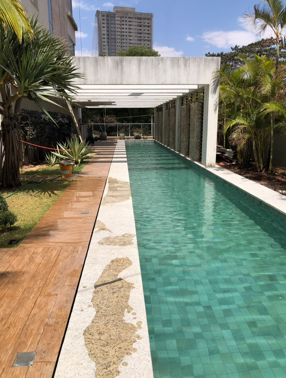 Piscina de raia com deck em madeira em obra residencial em Goiânia